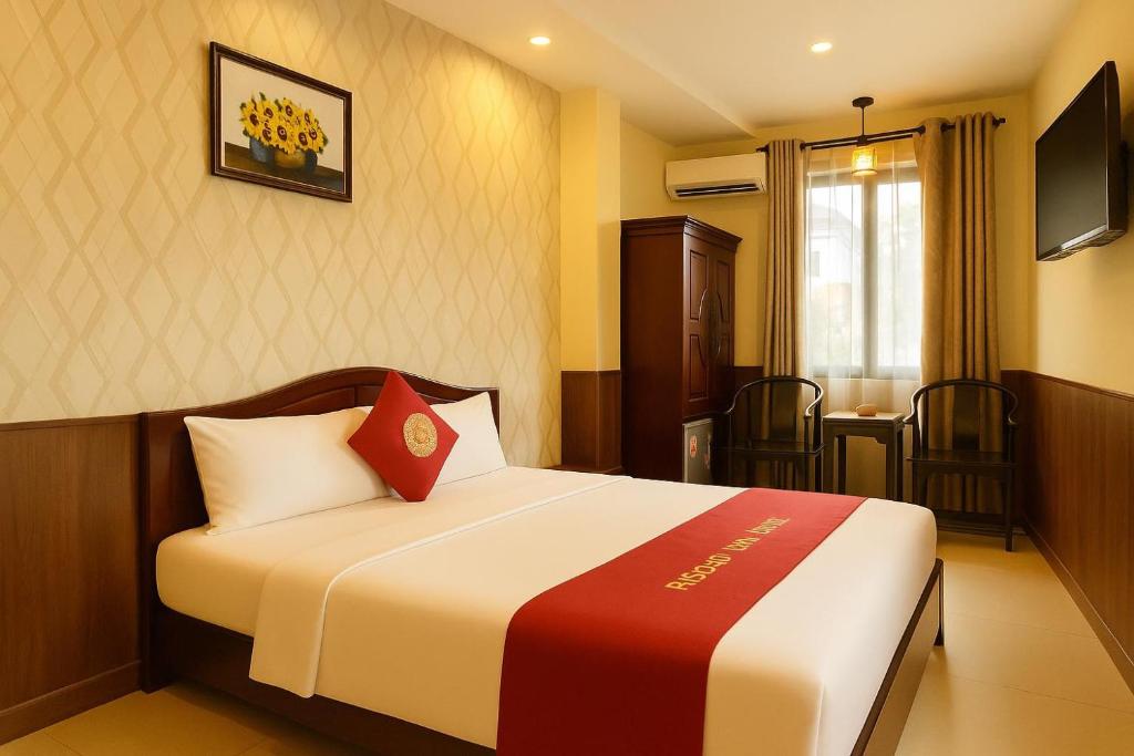a hotel room with a bed and a table at Hotel Phương Nam in Ho Chi Minh City