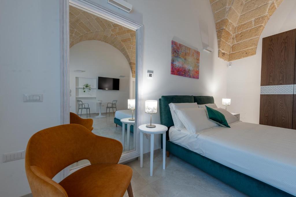 チェッリーノ・サン・マルコにあるThe Secret Door 10のベッドとテーブルと椅子のある寝室