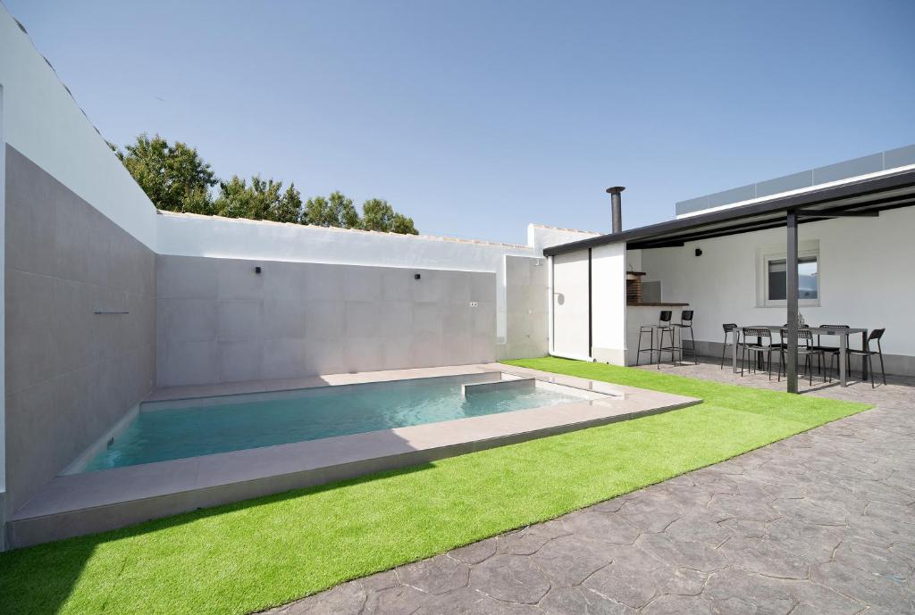 una piscina en el patio trasero de una casa en Joal Piscina Privada, en Chiclana de la Frontera