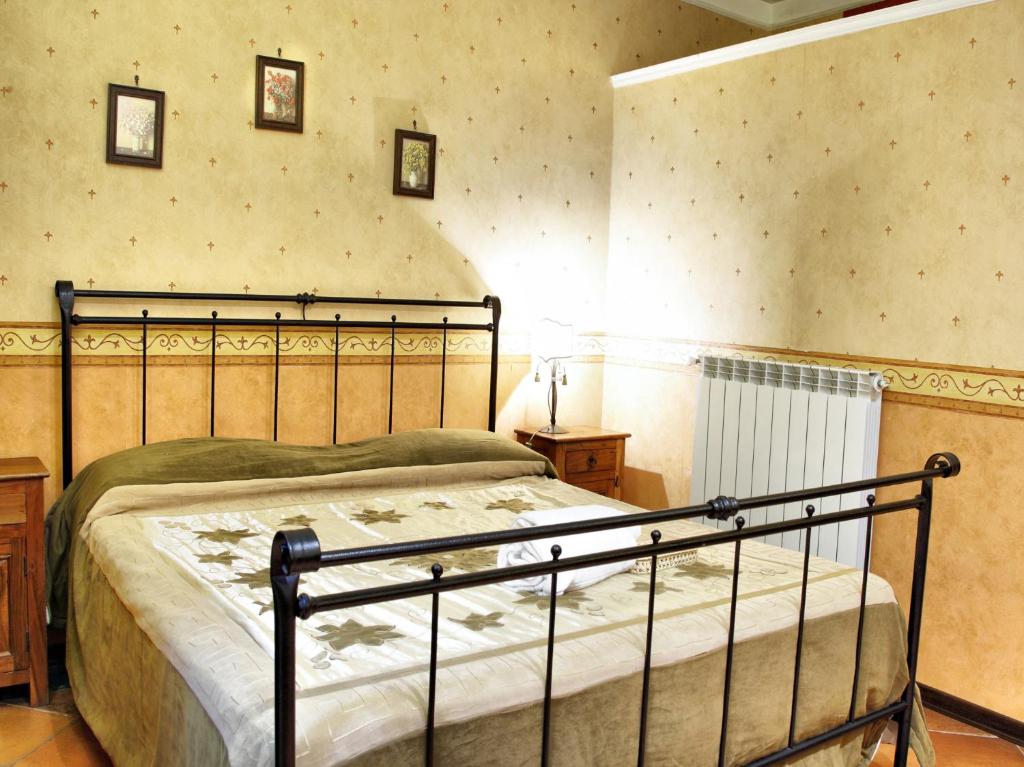 una camera con un letto di Dependance a Napoli