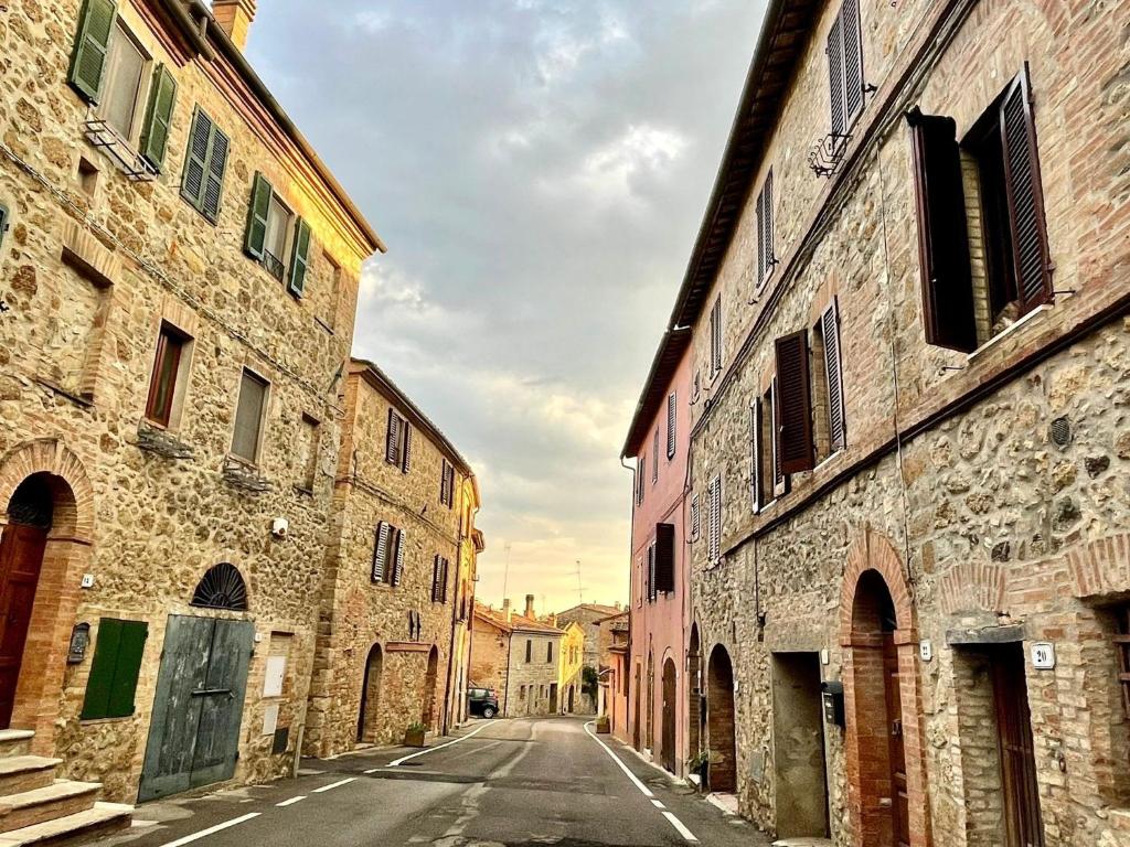 an empty street in an old town with stone buildings at Ultimo Piano in Murlo