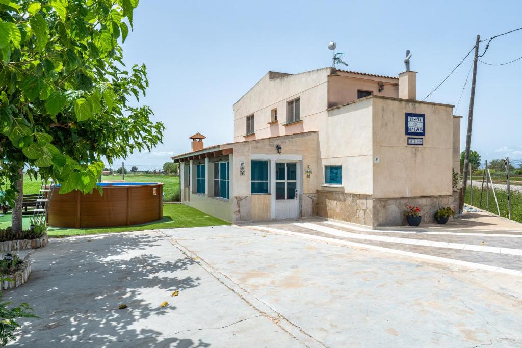 デルテブレにあるCasa Rural Benjamin en Deltebreの前に私道がある家