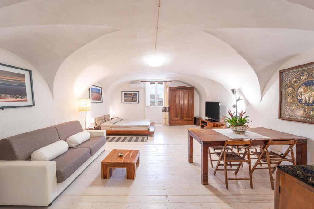 a living room with a couch and a table at Casa Gilbert 101 in Alghero