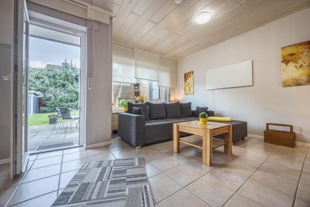 a living room with a couch and a table at Sunshine in Porta Westfalica