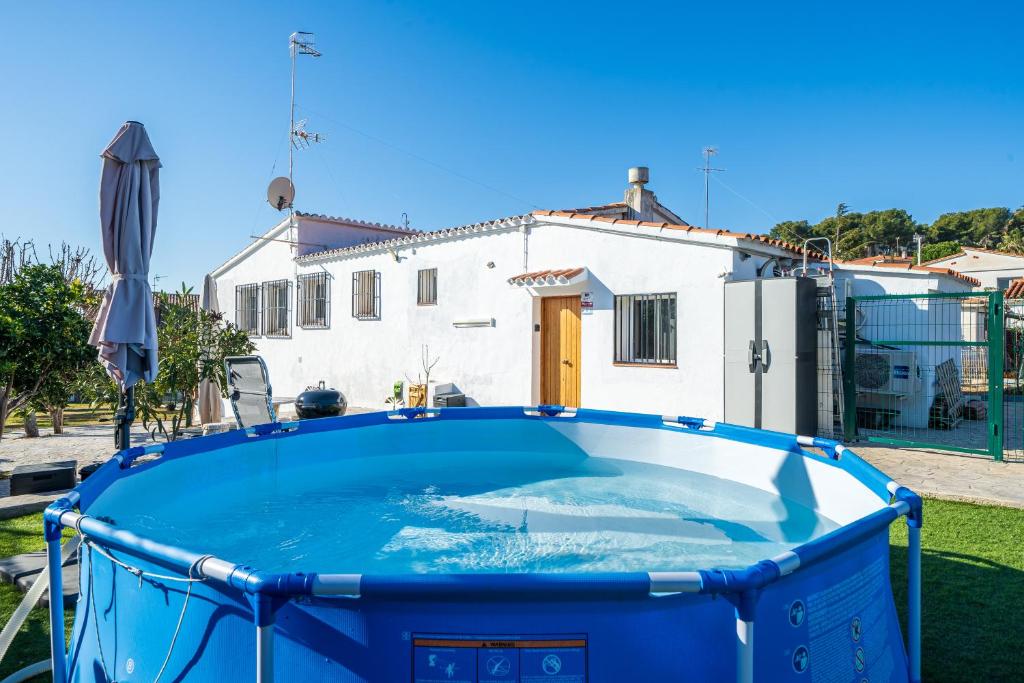 カラフェルにあるEscapada de ciudad al aire libreの家庭の大青いプール