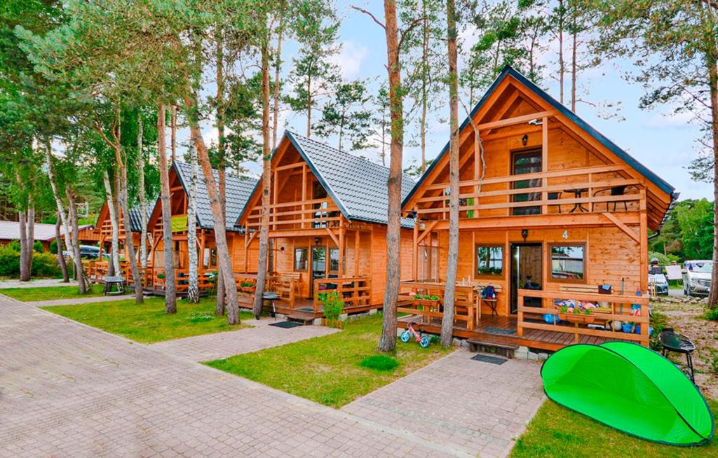 ドンプキにあるFH Romaniuk Nr4の木造の木造小屋