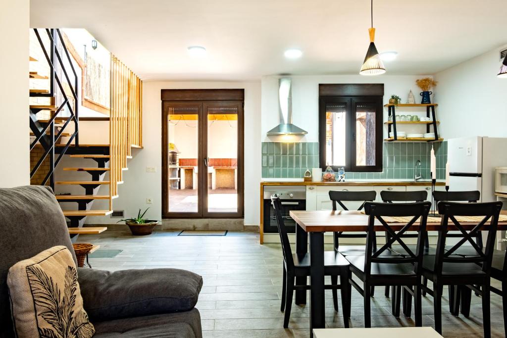 a kitchen and living room with a table and chairs at La Carbonera in Alaejos