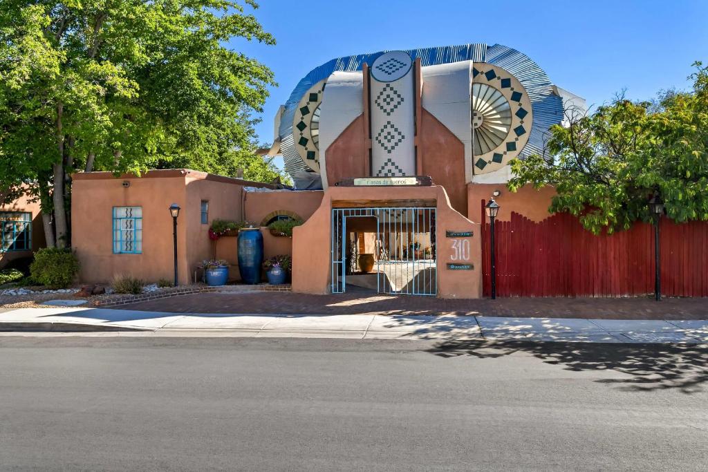 un bâtiment avec une porte devant lui dans l'établissement Casas de Suenos Old Town Historic Inn, an Ascend Collection Hotel, à Albuquerque