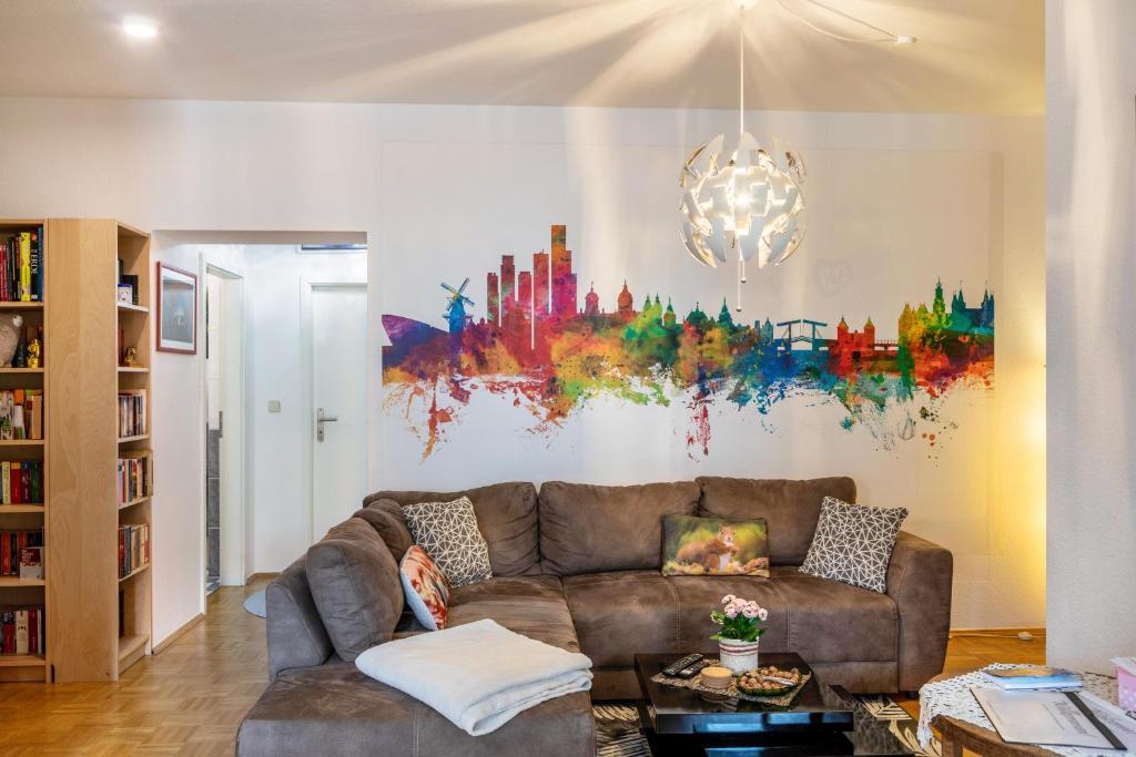 ein Wohnzimmer mit einer Couch und einem Gemälde an der Wand in der Unterkunft Balkon Apartment Shanti Lu in Erfurt