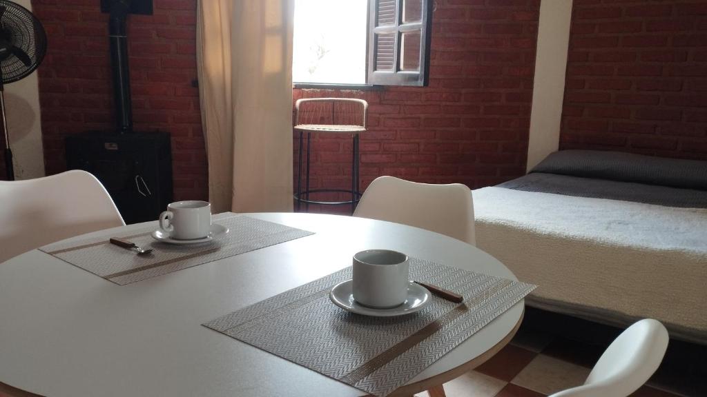 une pièce avec une table, des chaises et un lit dans l'établissement Departamento en Nono Descanso y aventura, à Nono
