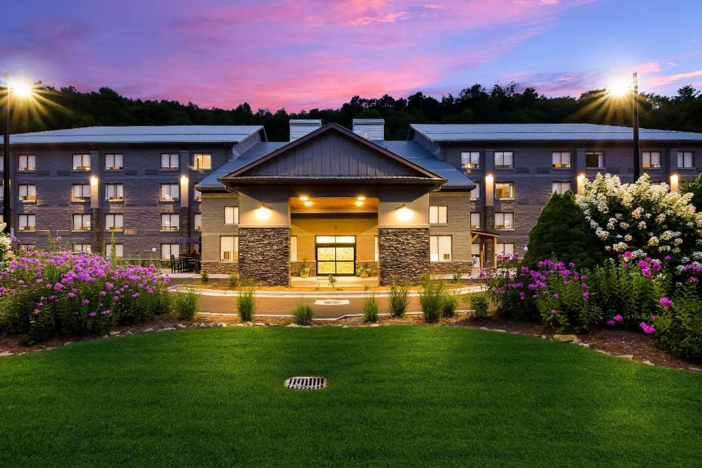 Un edificio con césped delante. en Graystone Lodge, an Ascend Collection Hotel, en Boone