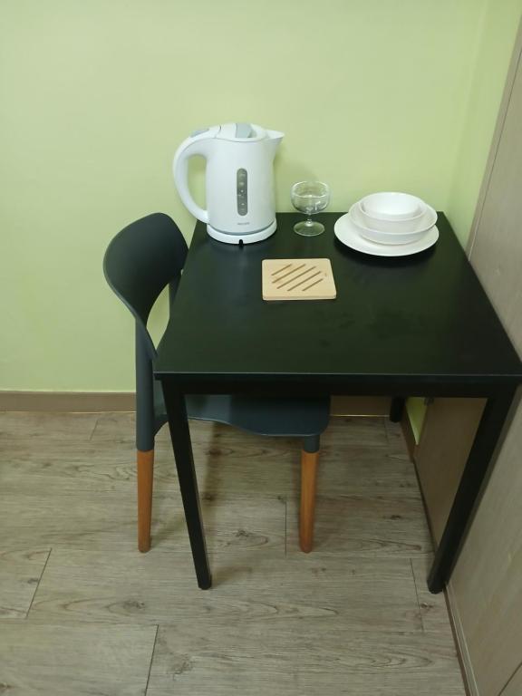 una mesa negra con una batidora y un plato encima en 전북대근처 시외버스터미널 원룸3, en Haga-ri