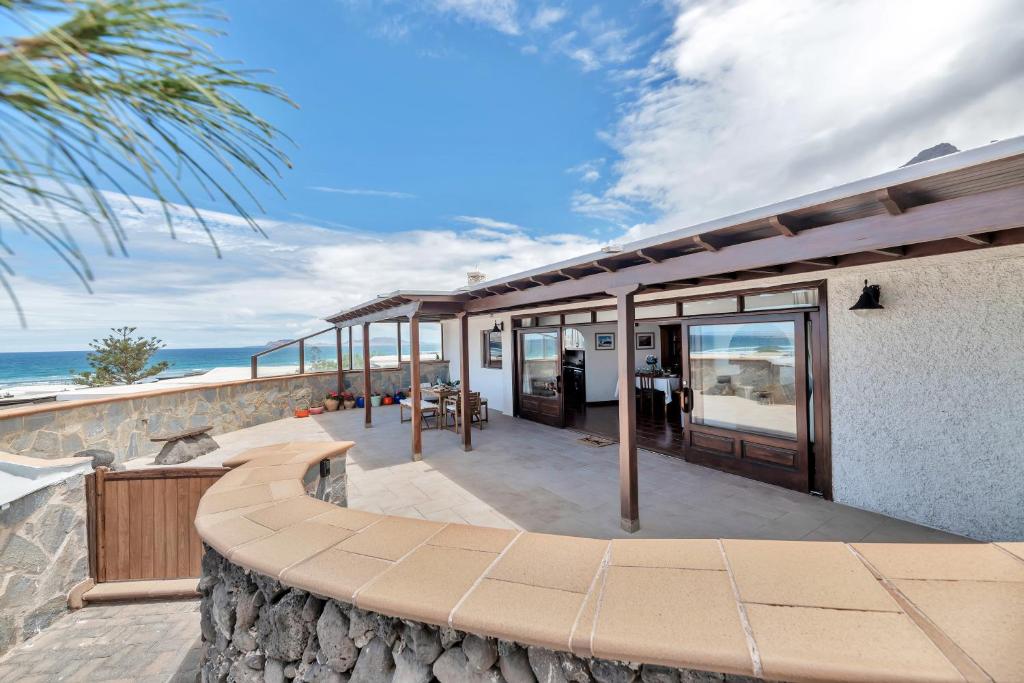 a house with a view of the ocean at Villalmar in Famara