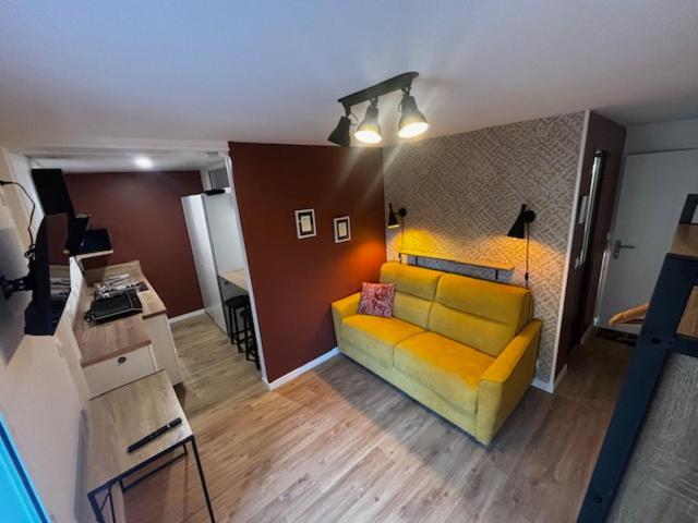 Μια τηλεόραση ή/και κέντρο ψυχαγωγίας στο Auberge Maillebois studio