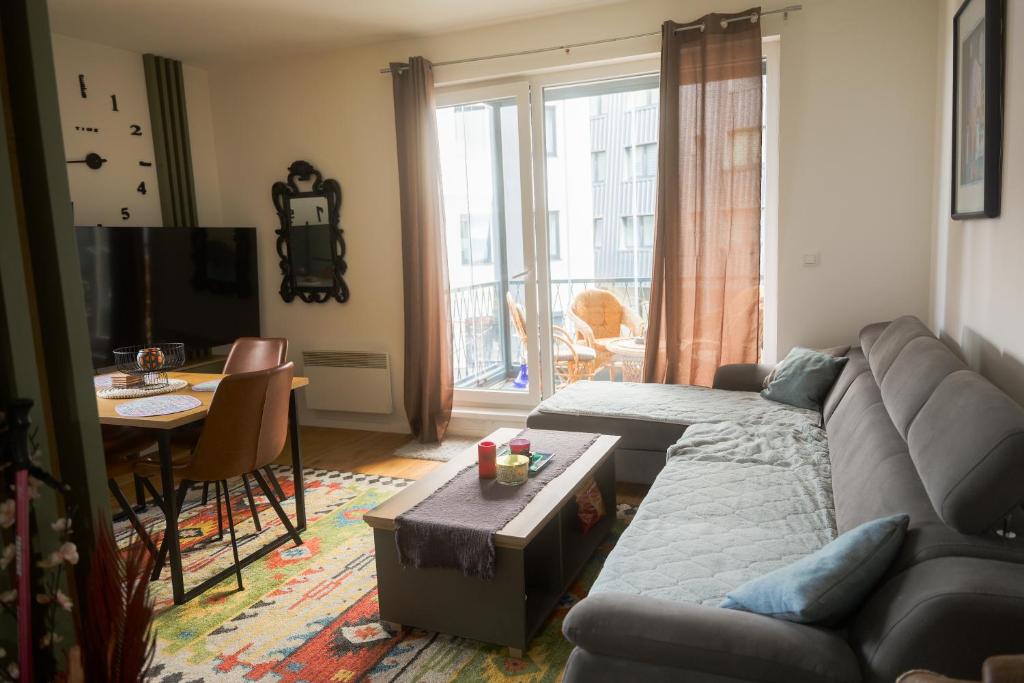 ビイェラシュニツァにあるApartment Bjelasnica Vucica Lodgeのソファとテーブルのあるリビングルーム
