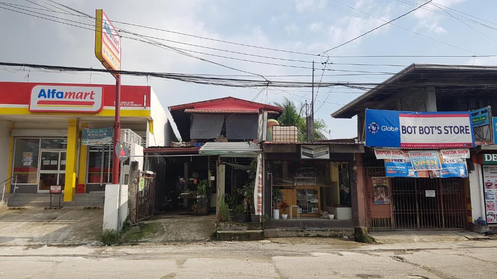 un grupo de tiendas en una calle de la ciudad en Uplink Services, en Marilao