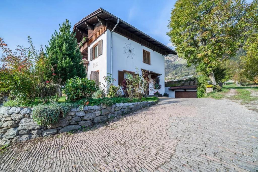 - une vue extérieure sur une maison avec une allée en pierre dans l'établissement Adang Ferienwohnung Fernblick, à Tirolo