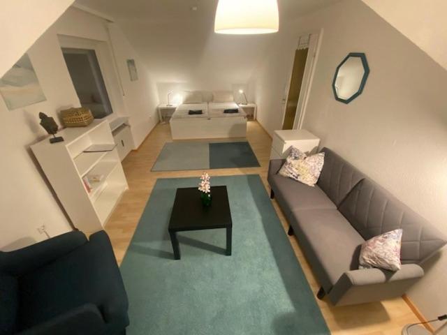 コンスタンツにあるOberdorfのソファとテーブルのあるリビングルーム