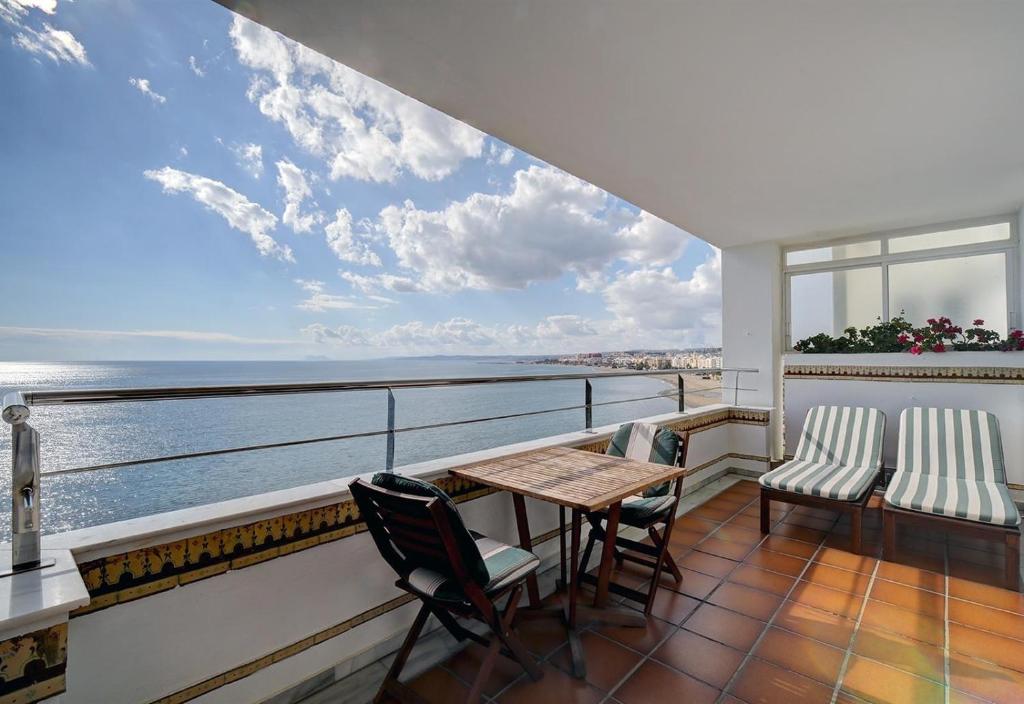 un balcone con tavolo e sedie e vista sull'oceano di Apartment Boulevard 302 a Estepona