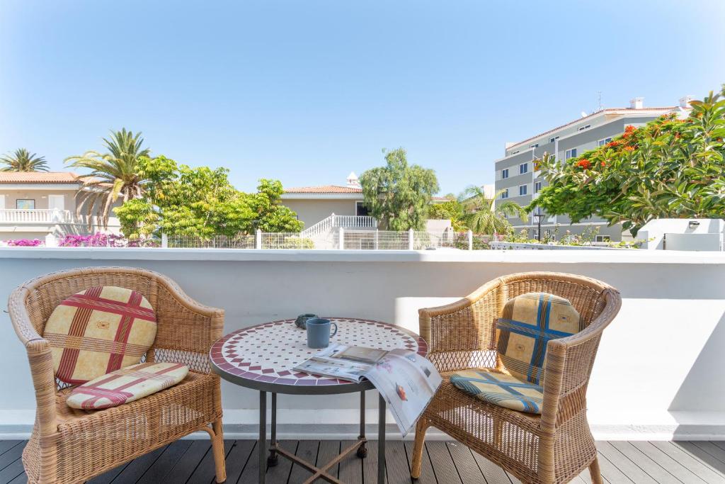 a patio with two chairs and a table on a balcony at Studio Fantastico 1 in Puerto de la Cruz