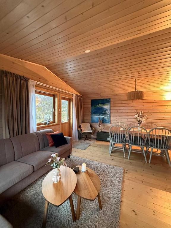 ein Wohnzimmer mit Sofa und Tisch in der Unterkunft Nordic Retreat in Tromsø