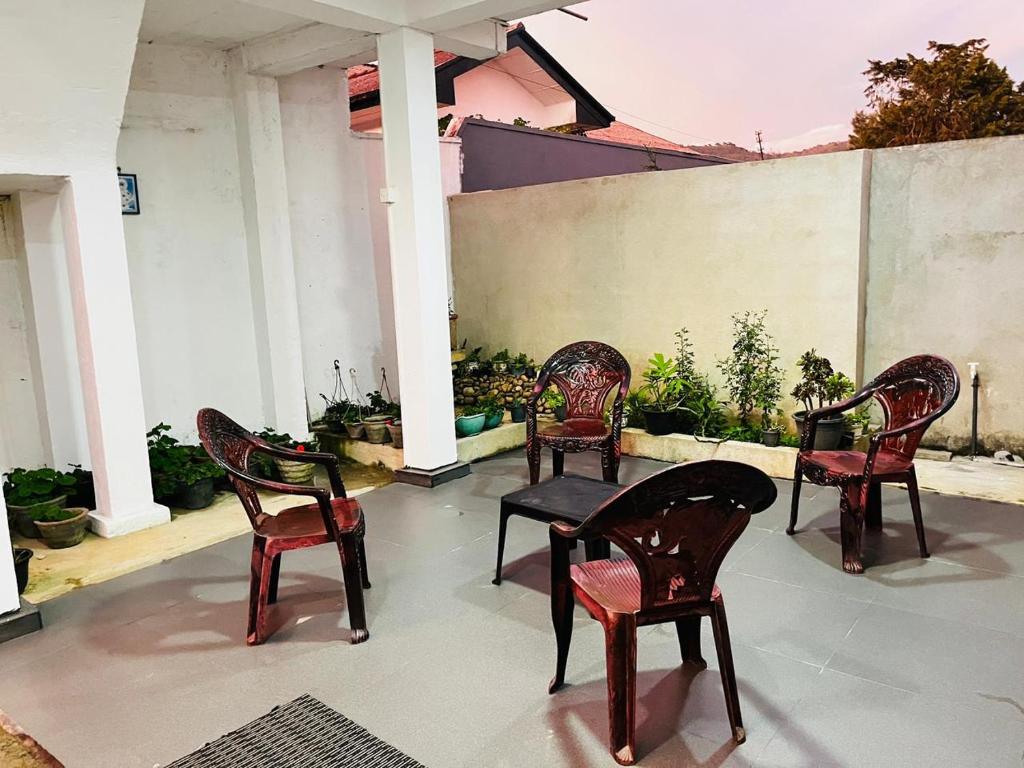 a group of chairs and a table on a patio at Pagoda Guest Nugegoda in Sri Jayewardenepura Kotte