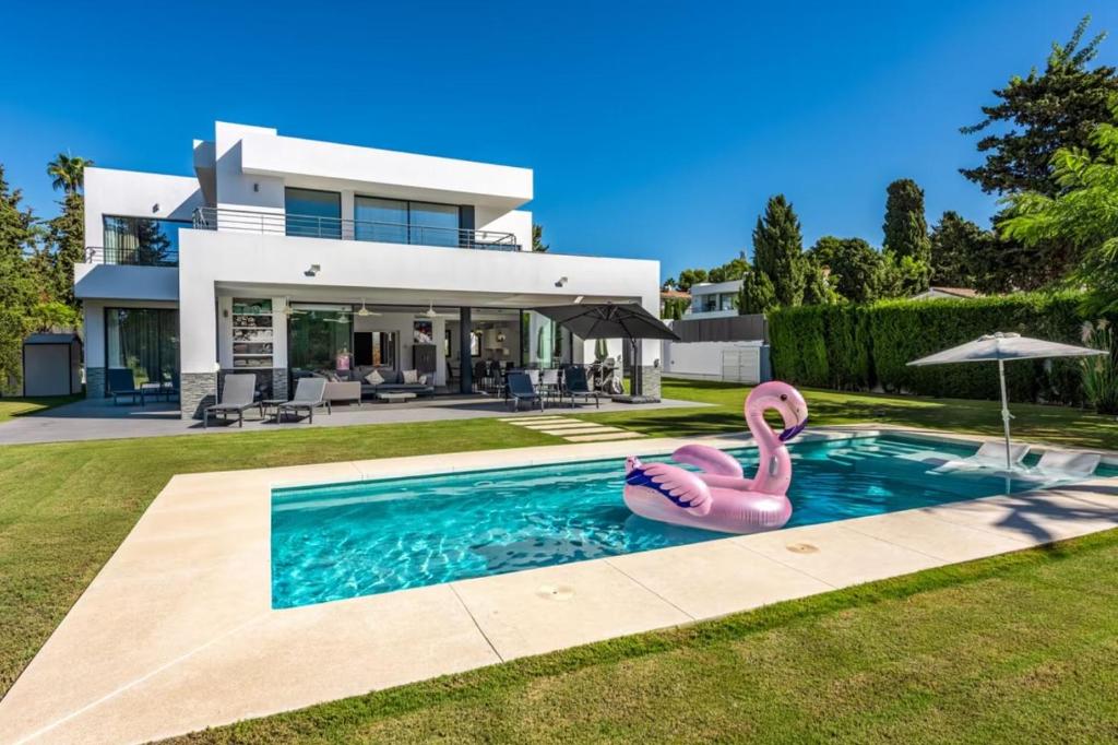 Endless Time内部或周边的泳池