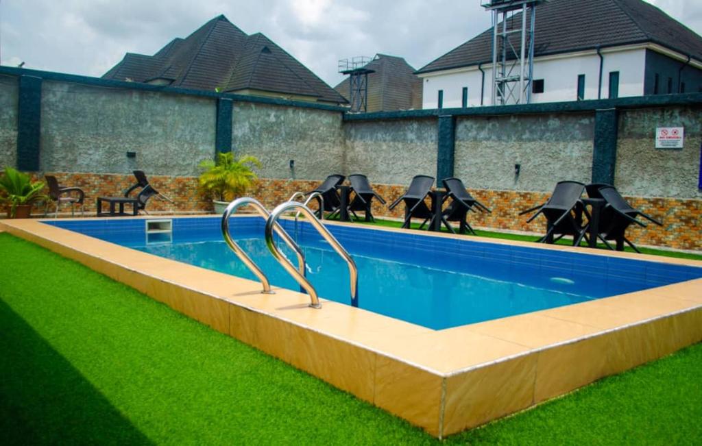 Bazén v ubytování Davala Suites nebo v jeho okolí