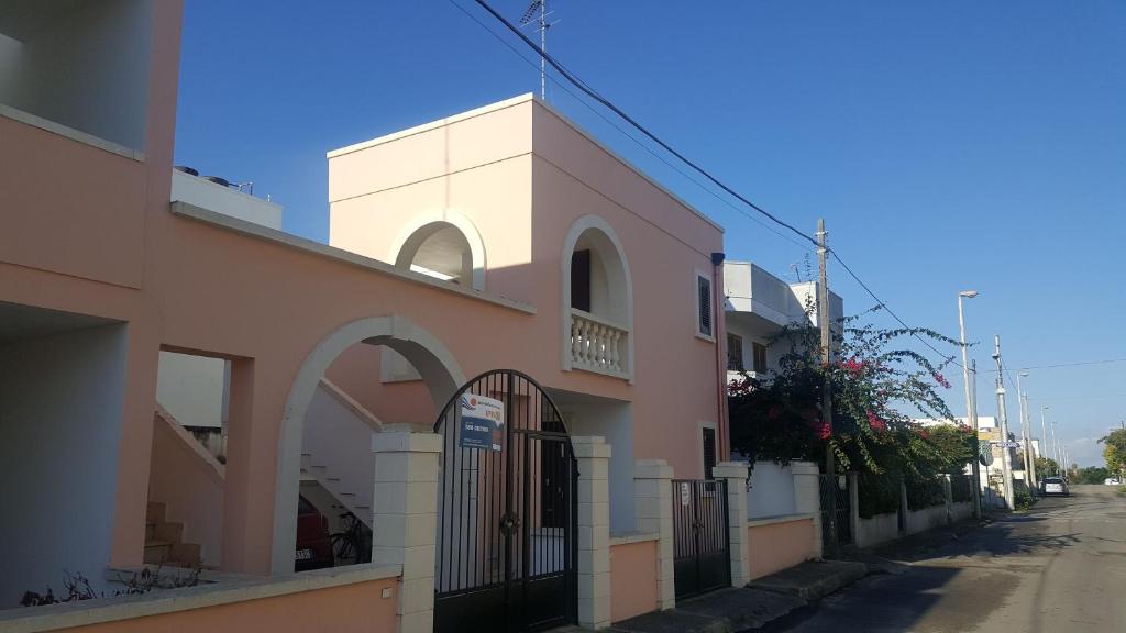 ein Gebäude mit einem Tor an der Straßenseite in der Unterkunft Bilocale 50 mt. dalla spiaggia 27 in Torre dell'Orso