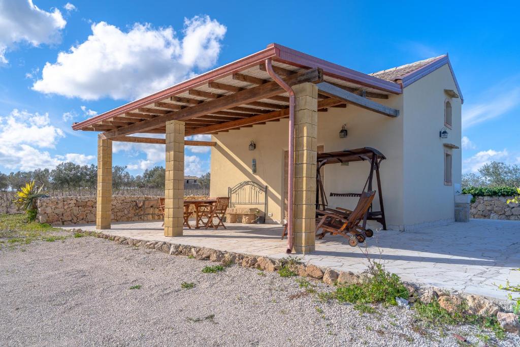 Το κτήριο όπου στεγάζεται  η παραθεριστική κατοικία