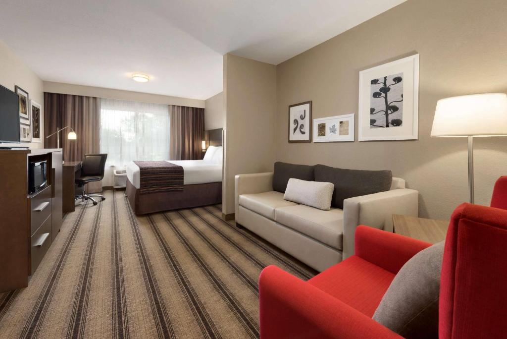 TV a/nebo společenská místnost v ubytování Country Inn & Suites by Radisson, St Cloud West, MN