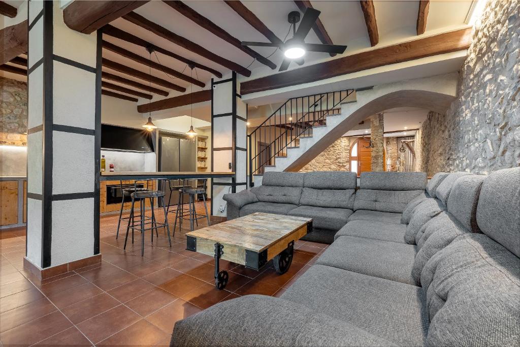 AlforjaにあるCa l'Arcadi - Alforjaのソファとテーブルのあるリビングルーム