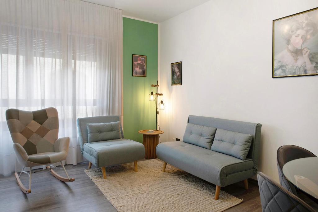 a living room with two chairs and a couch at Il Rifugio di Sebi in Morbegno