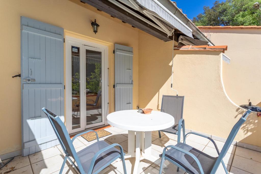 a patio with a white table and chairs at Gite 3 entre 2 et 4 personne in Reynès