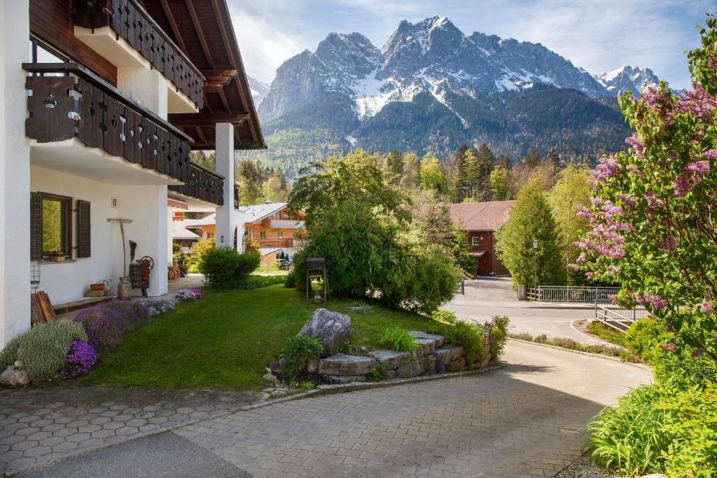 a house with a view of a mountain at Aschaubichl - Wohnung Narzisse in Grainau