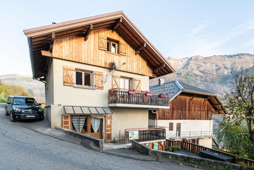 une maison avec une voiture garée devant dans l'établissement Aux 4 saisons, à Le Bouchet-Mont Charvin