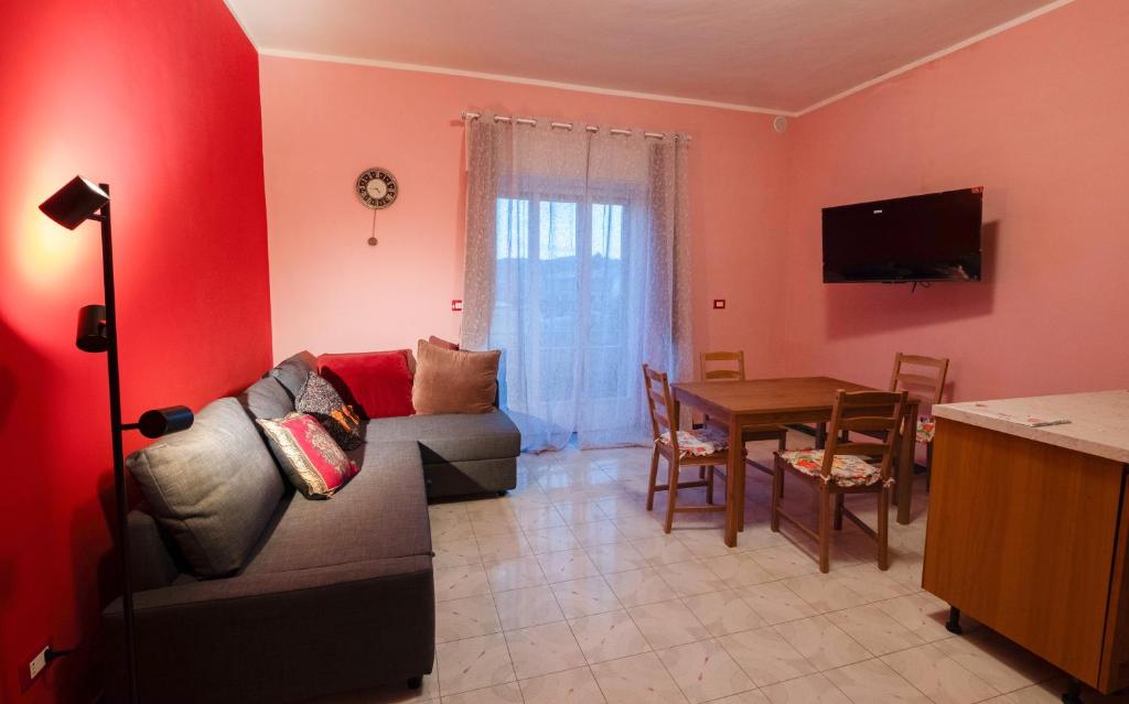 a living room with a couch and a table at Casa Monet 90 wifi-parking in Capodimonte
