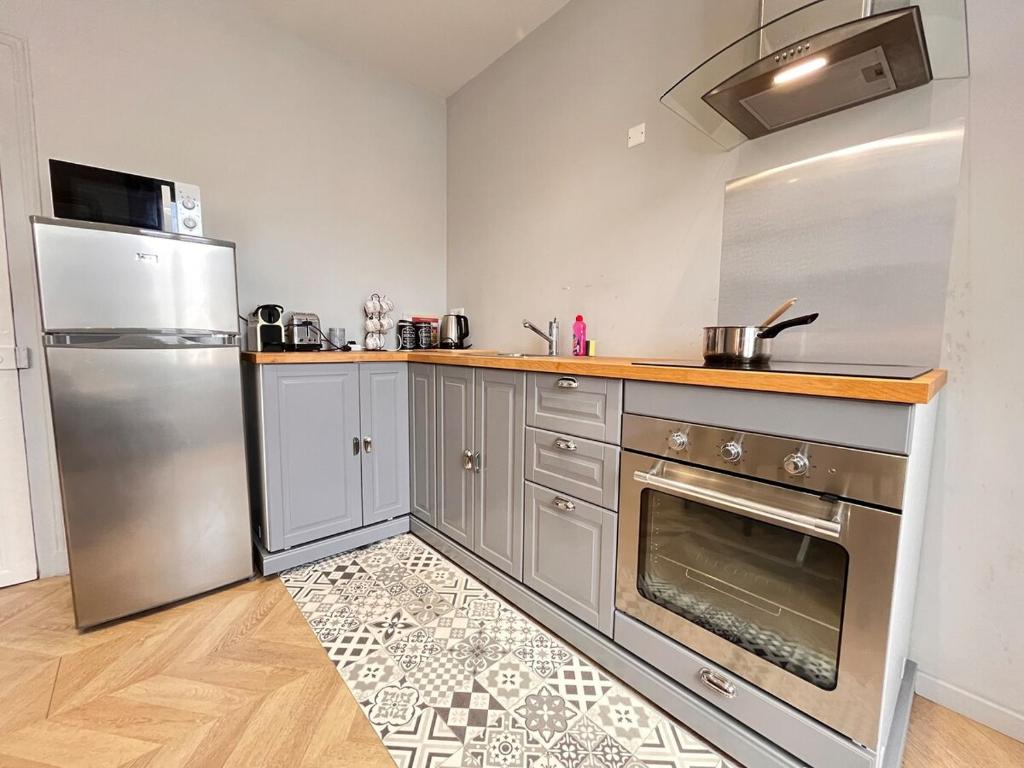 Η κουζίνα ή μικρή κουζίνα στο E - Le secret de Louise T2 avec balcon au centre