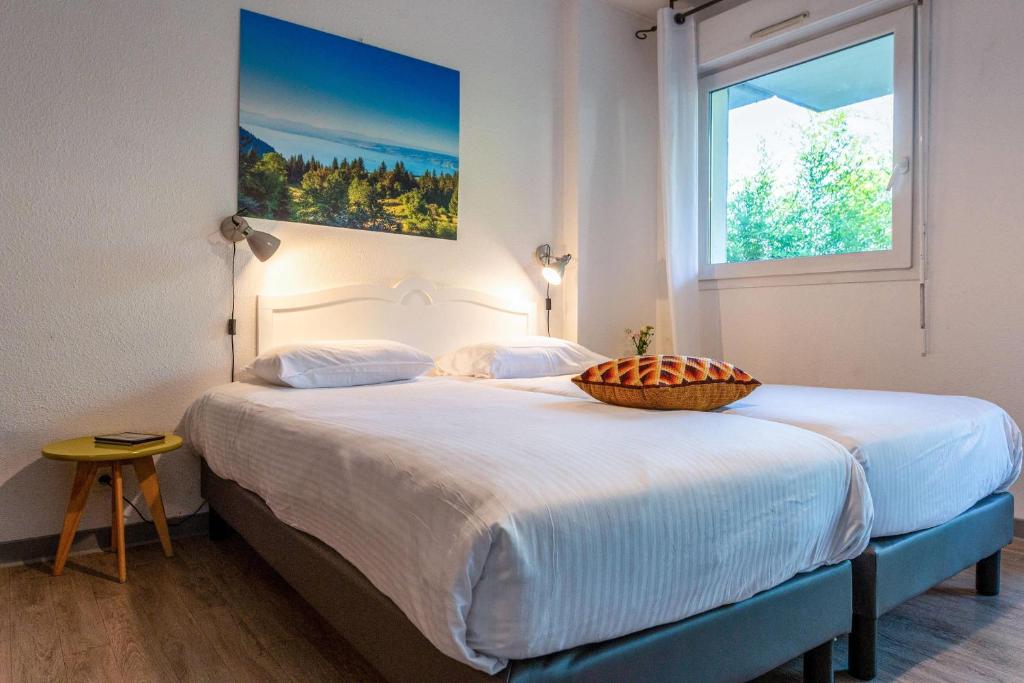 Postel nebo postele na pokoji v ubytování Zenitude Evian Les Terrasses du Lac, an Ascend Collection Hotel