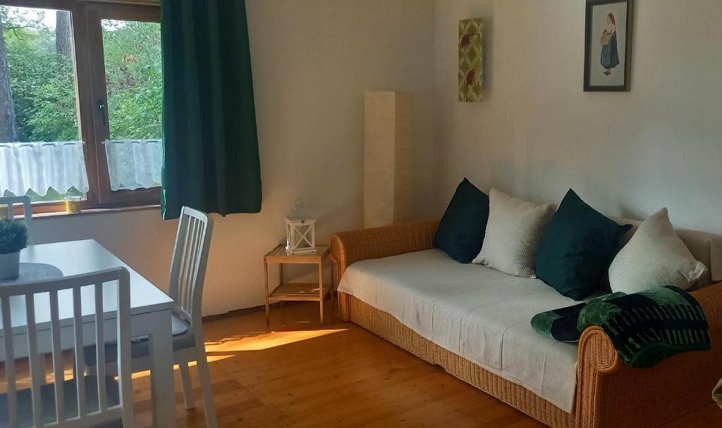 ein Wohnzimmer mit einer Couch und einem Fenster in der Unterkunft Seeidyll in Heidesee