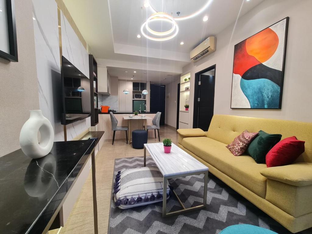 un soggiorno con un divano e un tavolo di Art Inspired Apartment at Branz BSD 1BR a Samporo