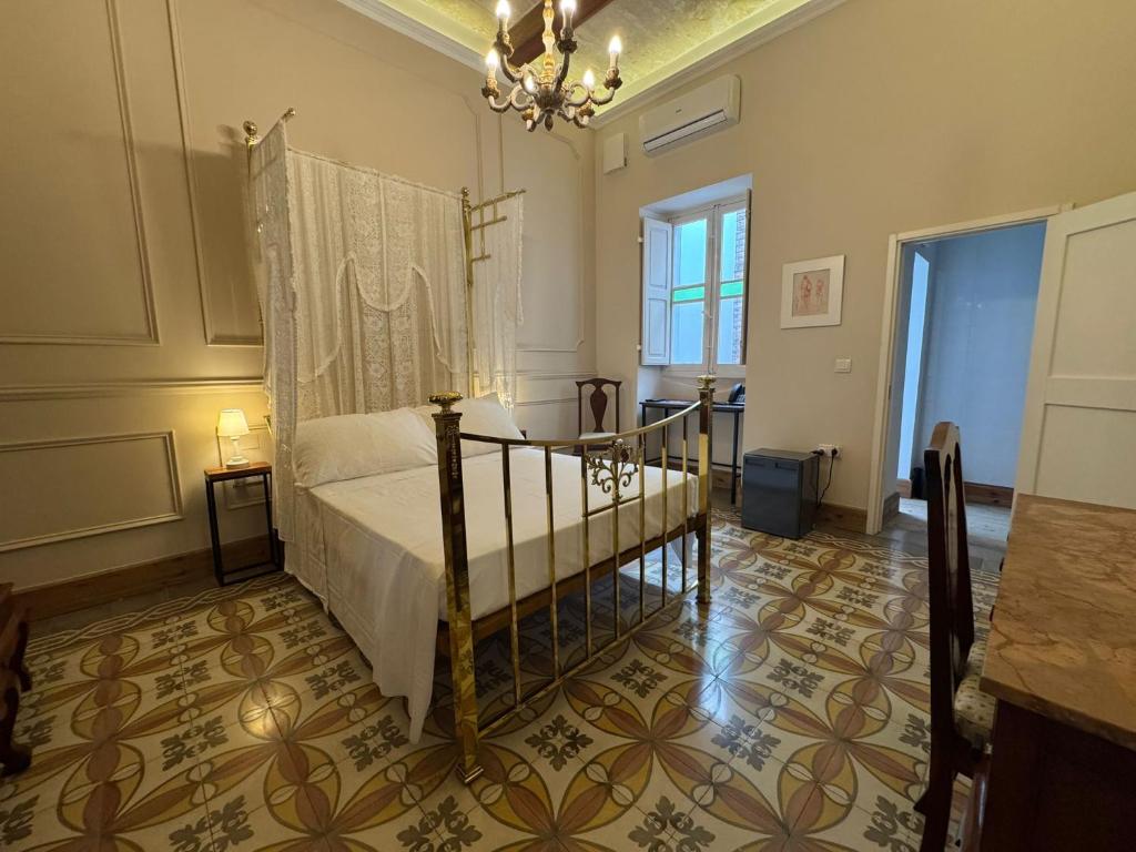 Ένα ή περισσότερα κρεβάτια σε δωμάτιο στο Monreal Boutique Townhouse - R024RM4