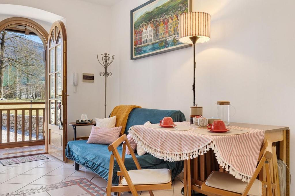 una sala de estar con una mesa y una silla en Casa Vacanza Le More, en Cares