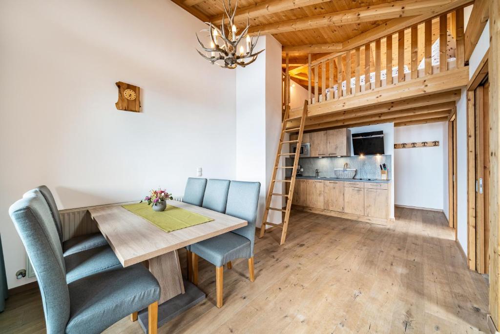 ein Esszimmer mit einem Tisch, Stühlen und einer Leiter in der Unterkunft Eggerhof Fernblick in Vöran