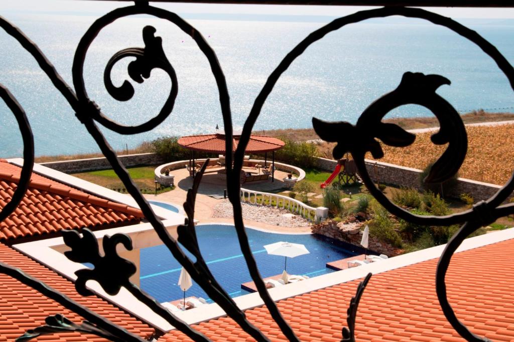 a view of a swimming pool from the roof of a resort at Complex Villas Kaliakra & Gradina in Bŭlgarevo