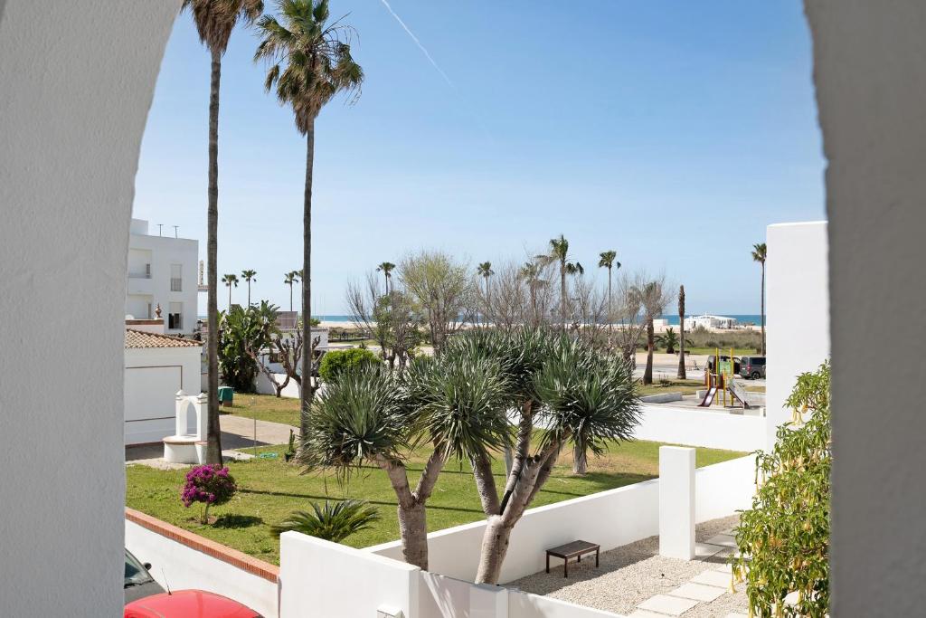 - une vue depuis le balcon d'un complexe avec des palmiers dans l'établissement Casa Cristina, à Conil de la Frontera