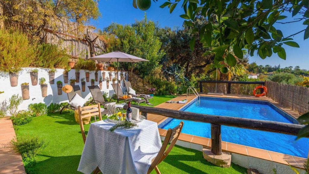 Bazén v ubytování Casa Guajar Monda by Ruralidays nebo v jeho okolí