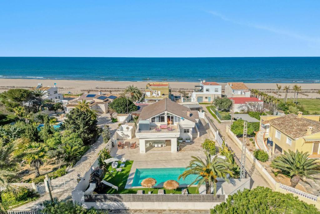 una vista aérea de una casa y la playa en Cudei, en Denia