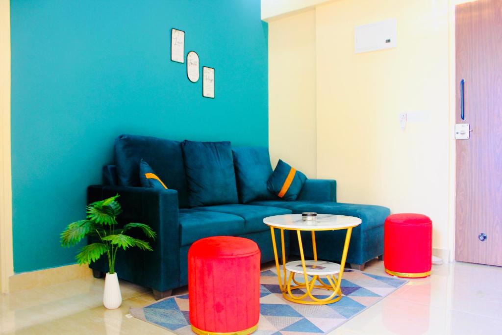 Ruang duduk di SkyVista - City View Apartment