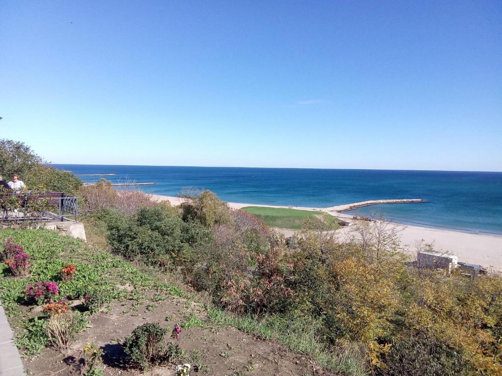 una vista de una playa y el océano en 1BR Budget Apartment near Beach, en Constanţa